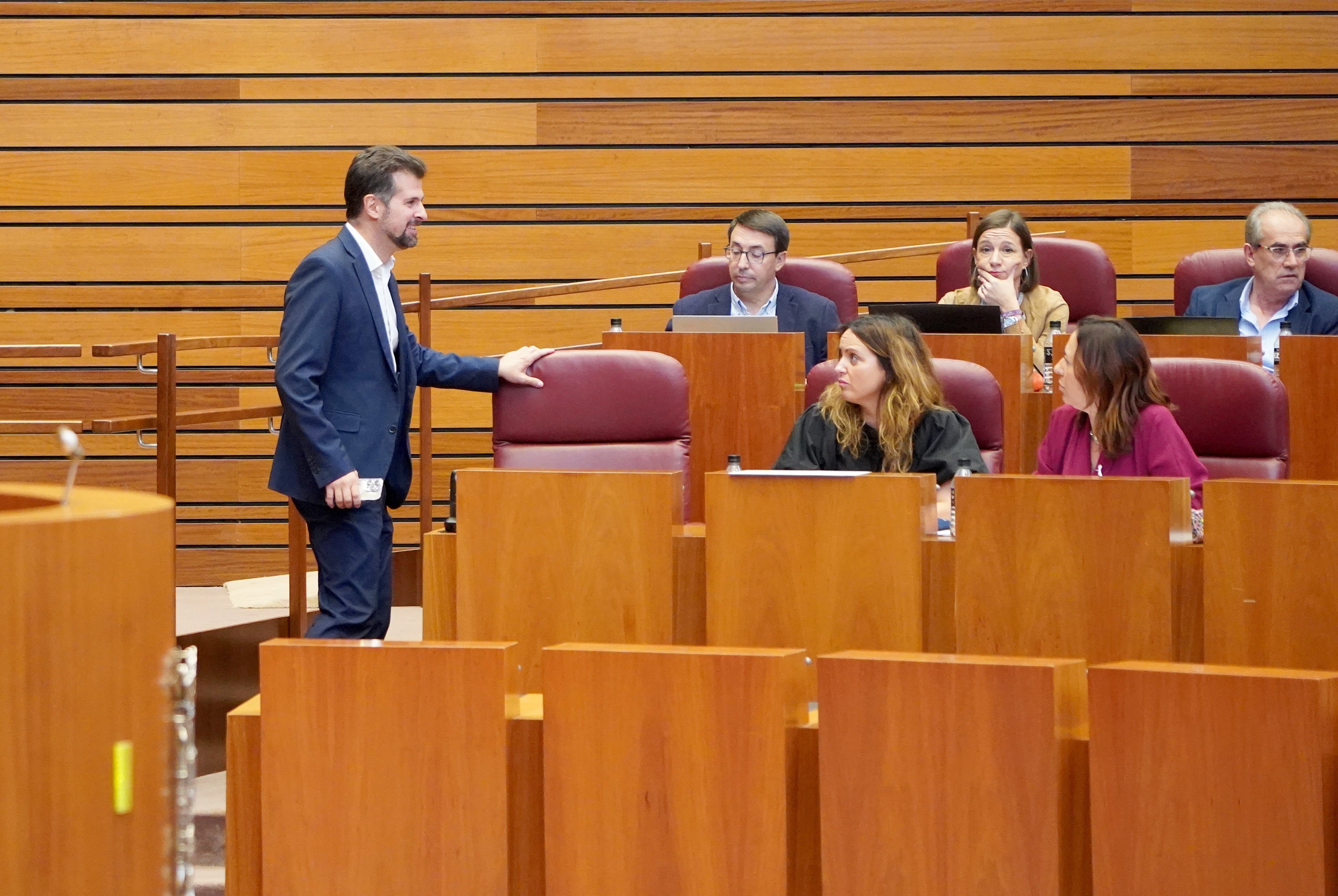 Luis Tudanca llega a su escaño en el hemiciclo de las Cortes de Castilla y León