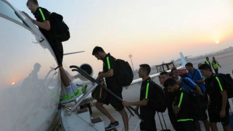 La expedición malaguista sube al avión rumbo a Colombia