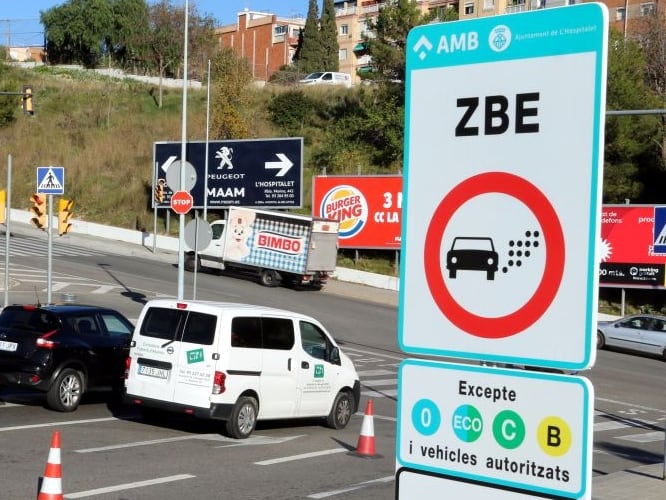 Señal de la Zona de Bajas Emisiones a la salida de una ronda de Barcelona.