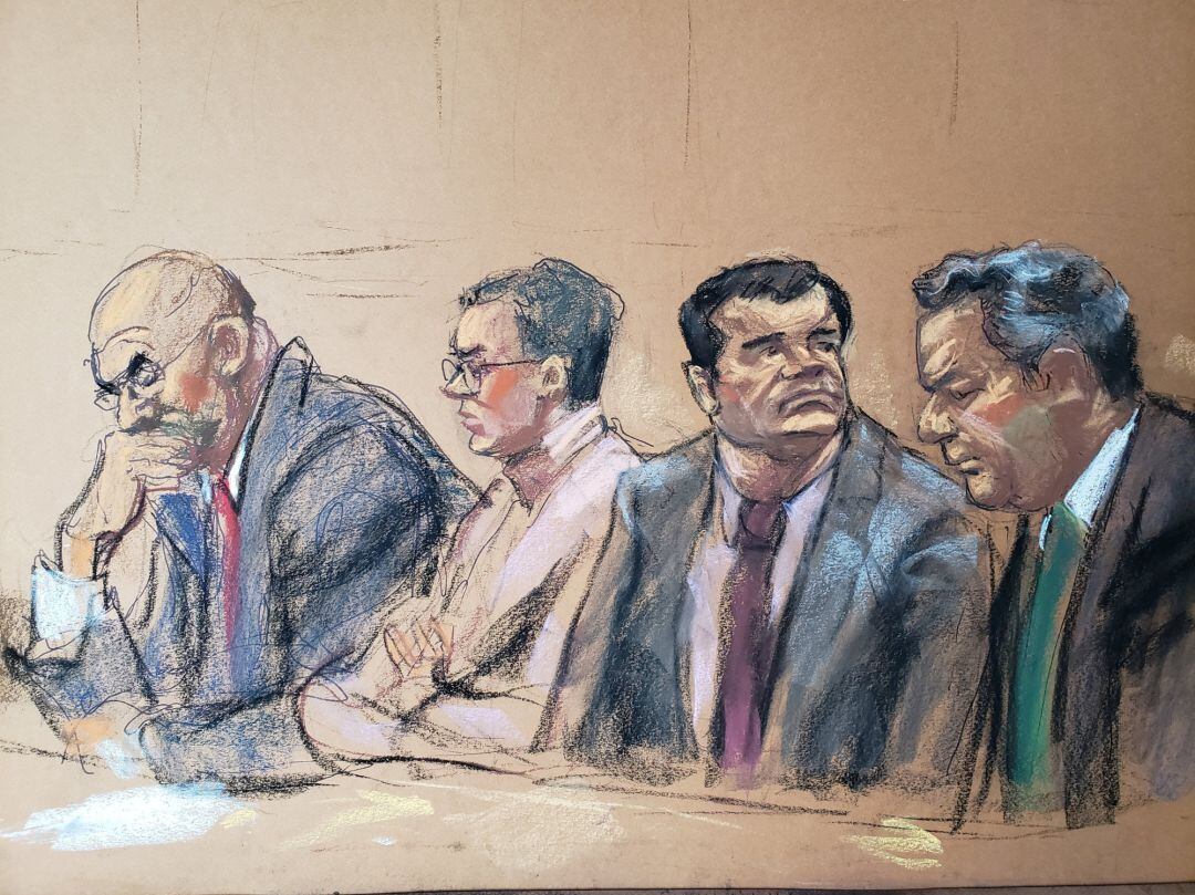 Reproducción fotográfica de un dibujo realizado por la artista Jane Rosenberg donde aparece el narcotraficante mexicano Joaquín &quot;El Chapo&quot; Guzmán (d) mientras escucha los testimonios, el pasado lunes 26 de noviembre de 2018, durante una audiencia en el tribunal del Distrito Sur en Brooklyn, Nueva York (EE.UU.)