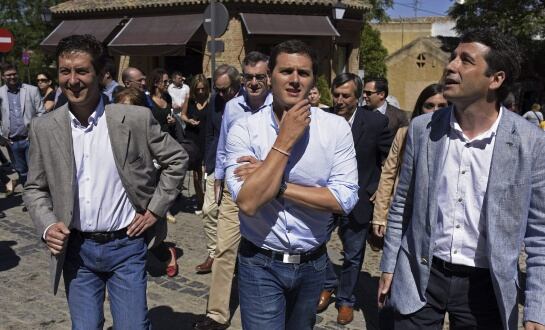 GRA104. TOLEDO, 15/05/2015.- El presidente de Ciudadanos, Albert Rivera (c), hace campaña en Toledo, donde arropa a su candidato a la Presidencia de Castilla-La Mancha, Ángel Ligero (i), a quien la última encuesta del CIS concedía la "llave" de la goberna