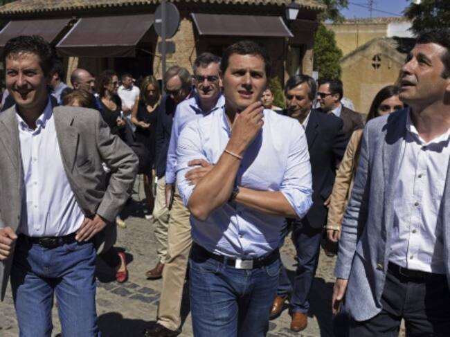 GRA104. TOLEDO, 15/05/2015.- El presidente de Ciudadanos, Albert Rivera (c), hace campaña en Toledo, donde arropa a su candidato a la Presidencia de Castilla-La Mancha, Ángel Ligero (i), a quien la última encuesta del CIS concedía la "llave" de la goberna