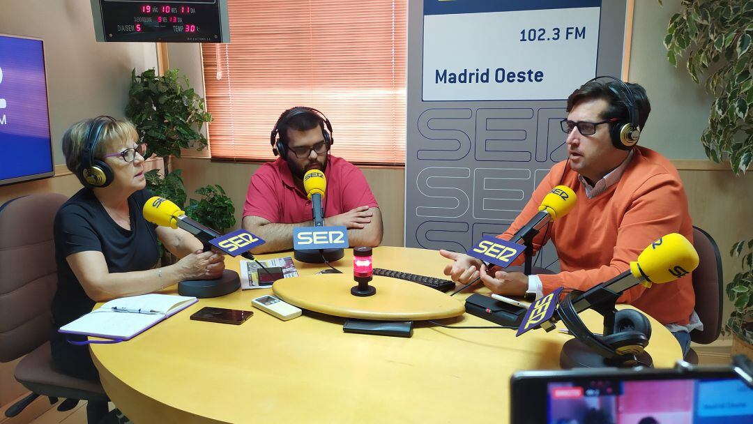 Foto de archivo. Tertulia de periodistas en SER Madrid Oeste. De izquierda a derecha, Elisa Blanco, Rubén Sánchez y Gustavo Muñana. 