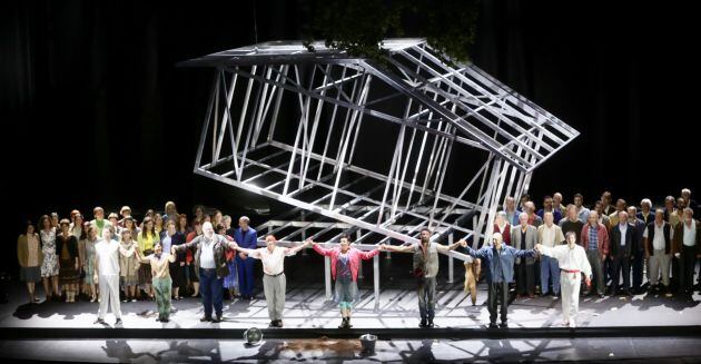 Saludo final del elenco de &#039;Mendi Mendiyan&#039; tras las representación de la ópera este sábado en el Kursaal.