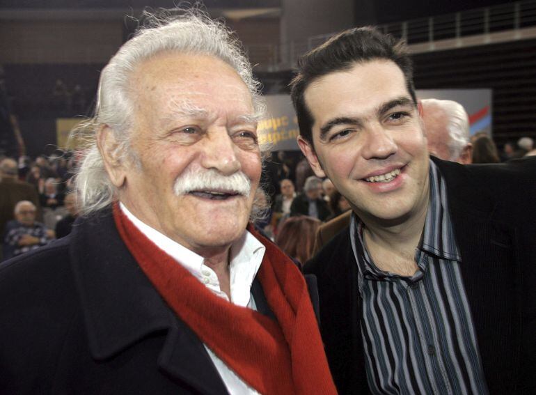 Manolis Glezos junto a Alexis Tsipras en 2008, cuando el actual primer ministro sólo era el candidato a liderar el partido de izquierdas Synaspismós, germen de Syriza.