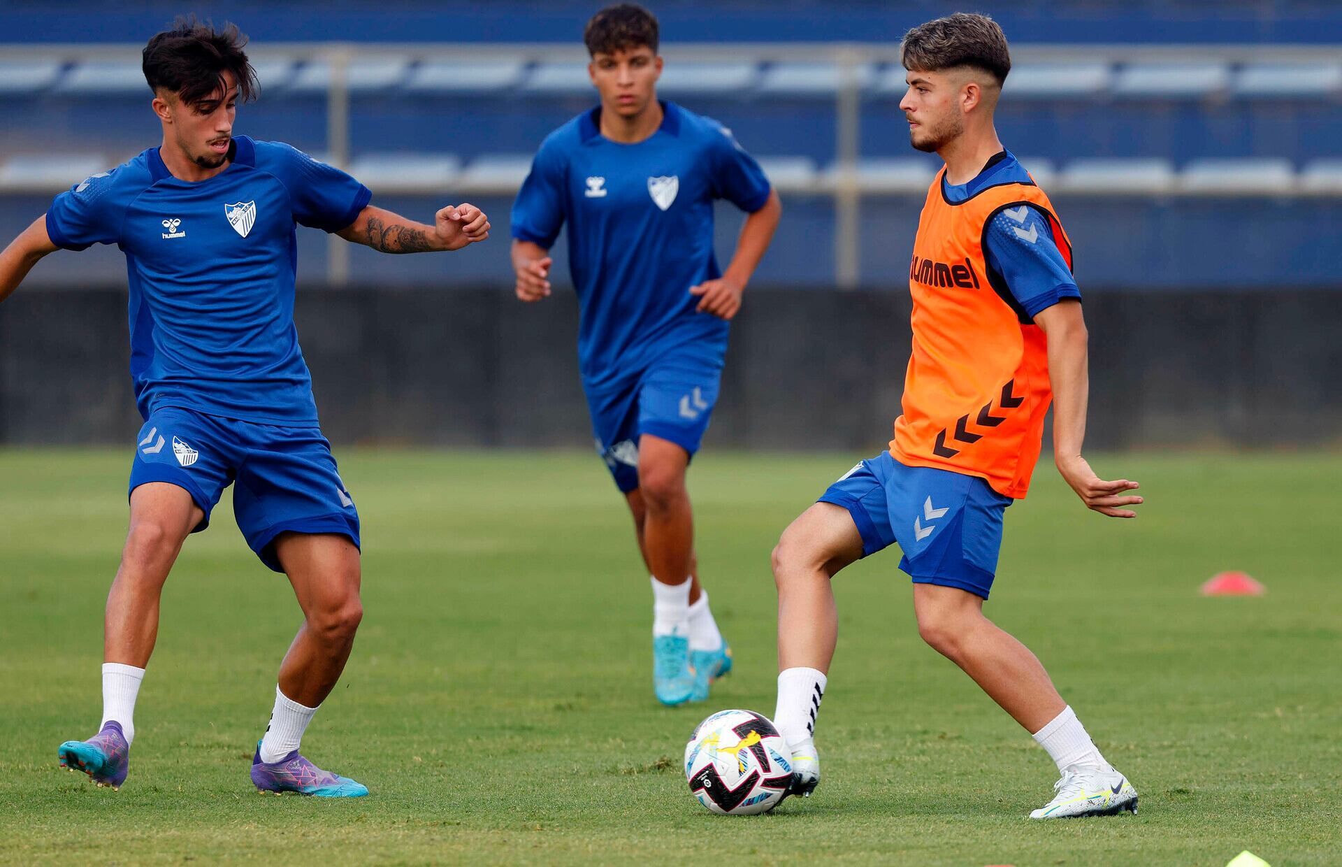 Un grupo de 14 jugadores jóvenes del Málaga empezaron este jueves a entrenar en el campo de la Federación