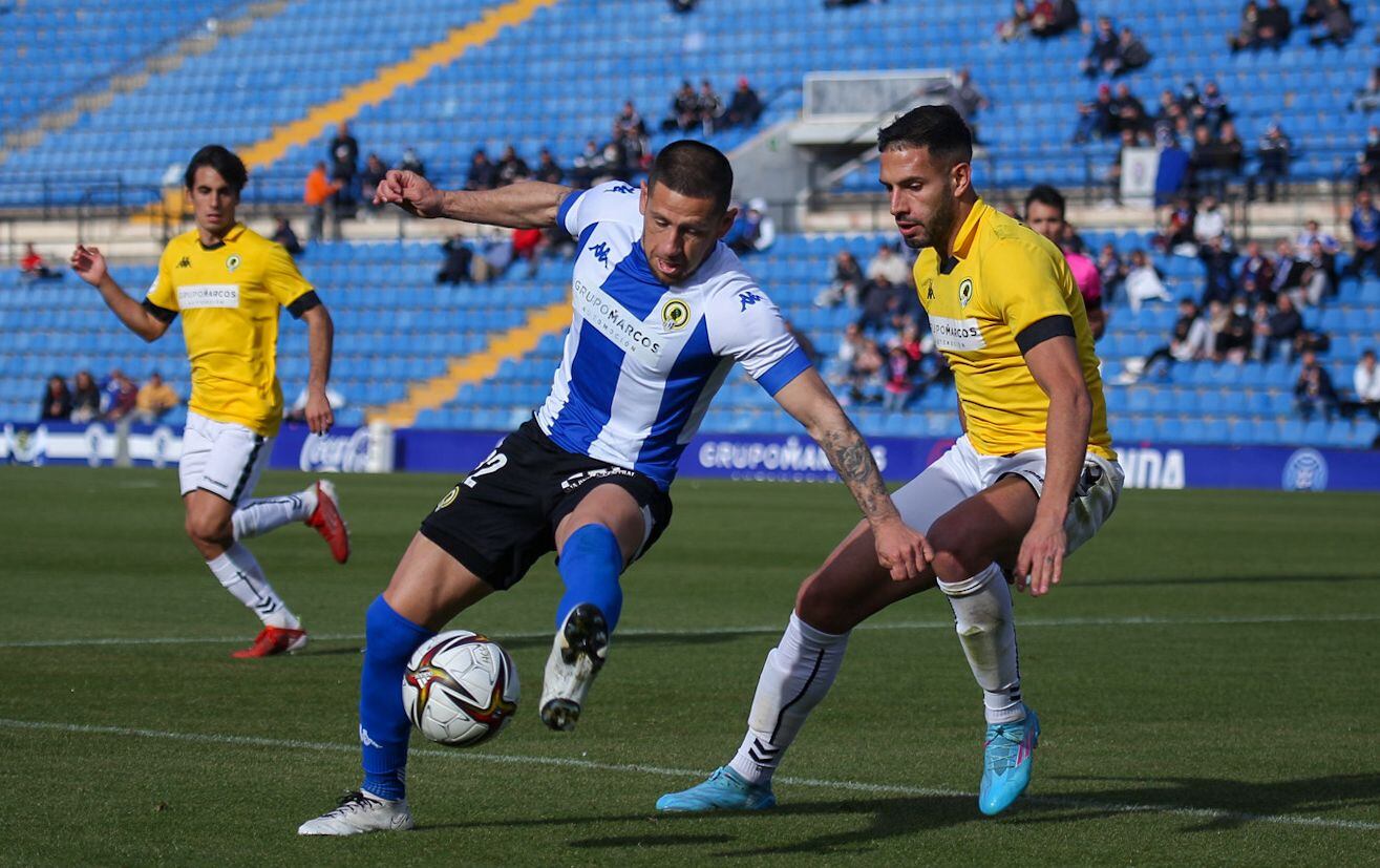 Javier &#039;Toro&#039; Acuña, jugador del Hércules CF, frente a Puertollano