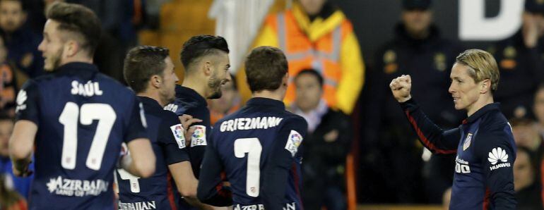 El delantero del Atlético de Madrid Fernando Torres  celebra su gol, segundo de su equipo, con sus compañeros, durante el partido de la vigésimo octava jornada de Liga en Primera División entre Valencia CF y Atlético de Madrid.