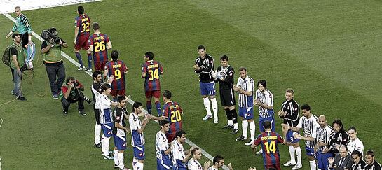 Los jugadores del Deportivo realizan el pasillo de honor a los jugadores del Barcelona por su título liguero conquistado el pasado miércoles en el estadio del Levante