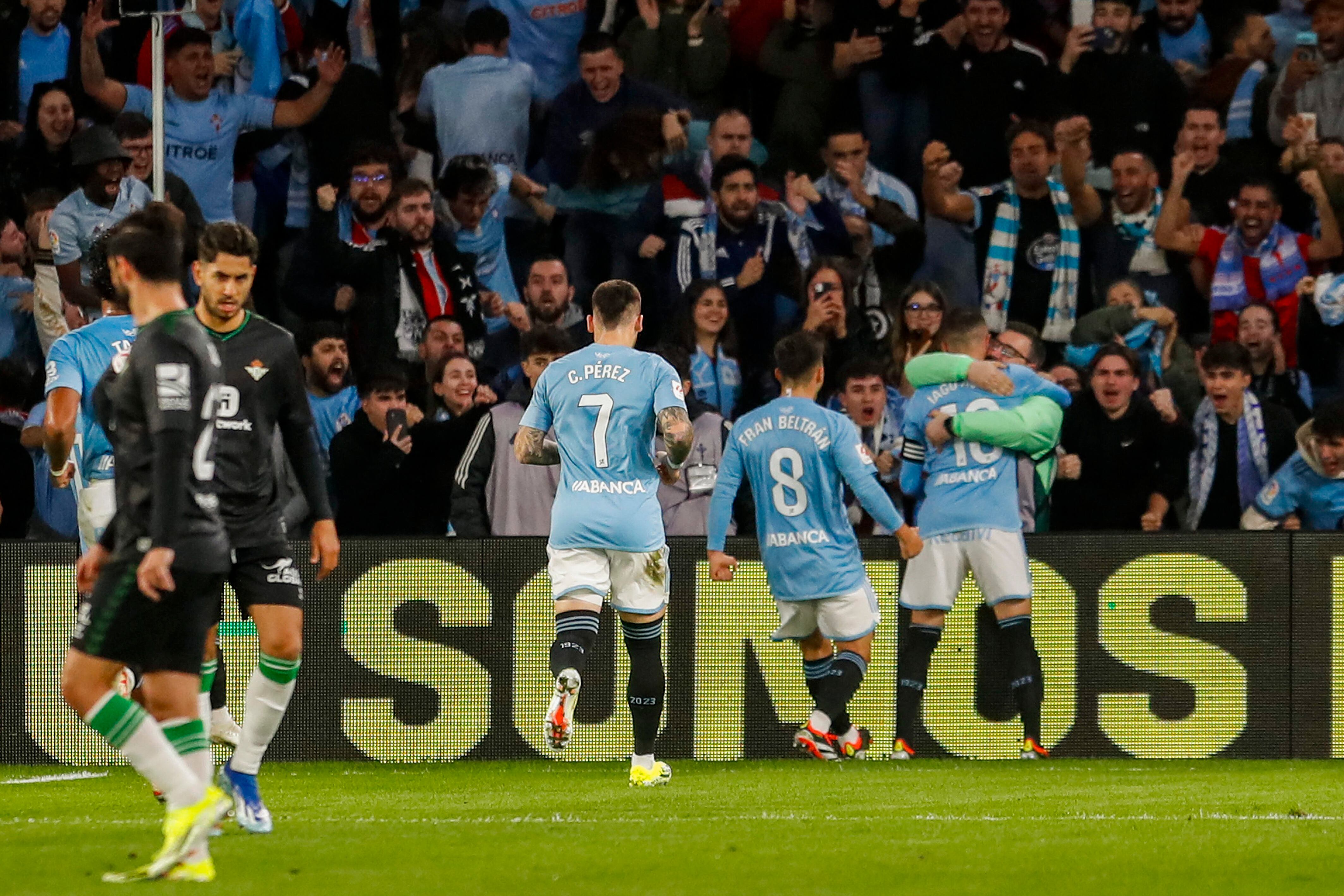 VIGO (PONTEVEDRA), 03/01/2024.- El delantero del Celta Iago Aspas (2i) marca el 1-1 de penalti durante el encuentro correspondiente a la jornada 19 de LaLiga EA Sports disputado este miércoles entre el Celta de Vigo y el Real Betis en Balaidos, Vigo. EFE/ Salvador Sas
