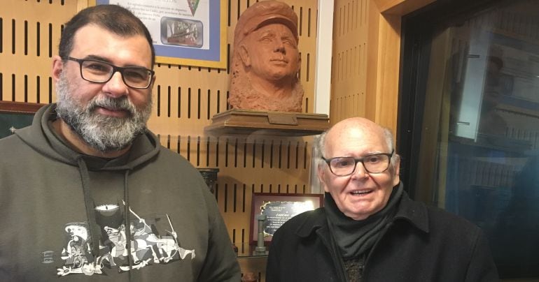 Fernando Benítez hijo y Nando posan en los estudios de Radio Cádiz ante el busto de Paco Alba