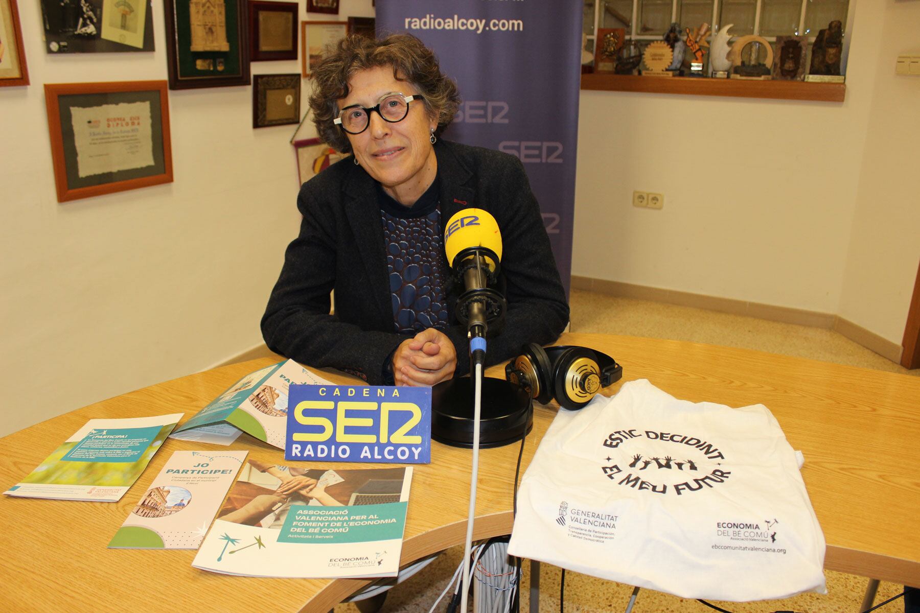Clara Aura, economista, profesora y componente de la Associació Valenciana Economia del Bé Comú, en el estudio central de Radio Alcoy