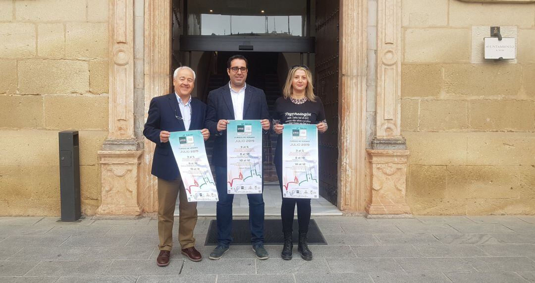 De izquierda a derecha, el director de la UNED en Jaén, Andrés Medina; el alcalde de Alcalá, Carlos Hinojosa, y la concejala de Educación, Ana Belén Serrano.