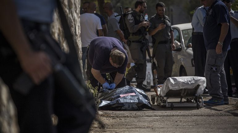 El cuerpo de uno de los palestinos, autor del apuñalamiento, en Jerusalén.