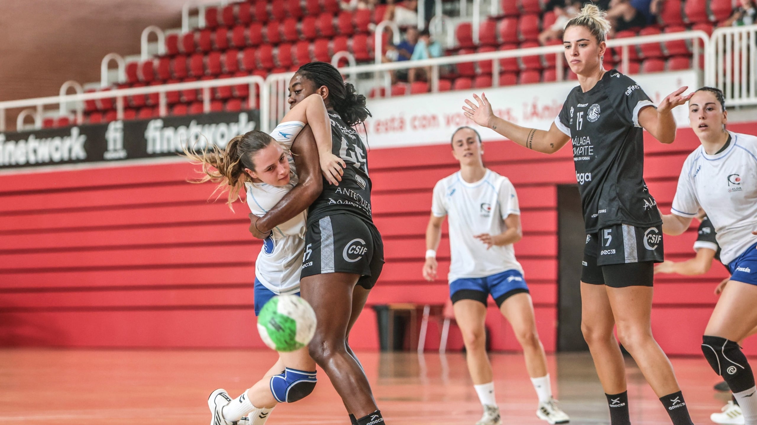 Júlia Terrado, jugadora del Elda Prestigio peleando por el balón