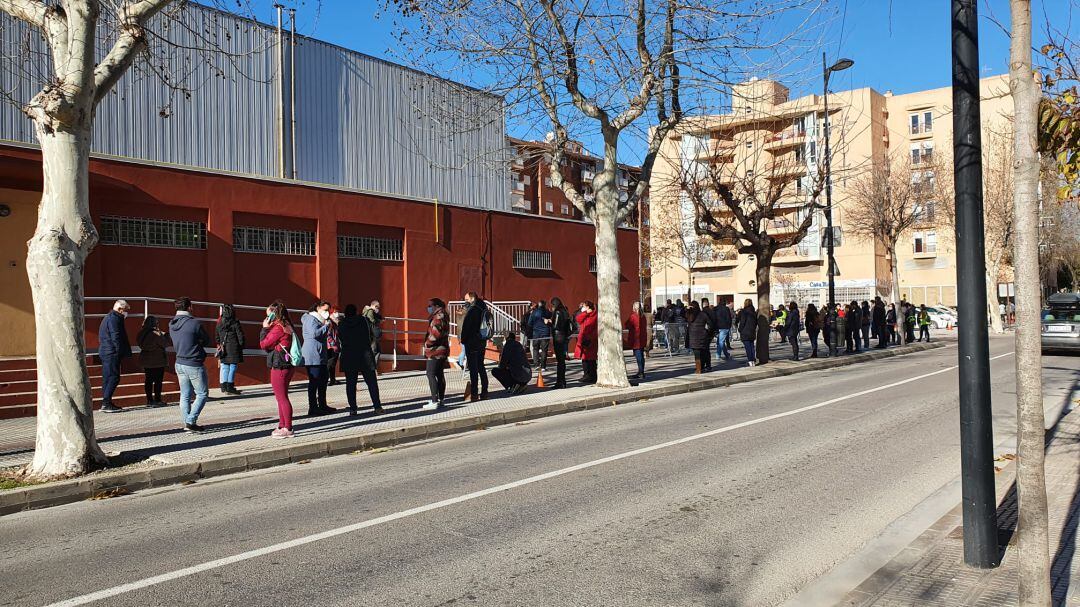 Largas colas en el segundo día