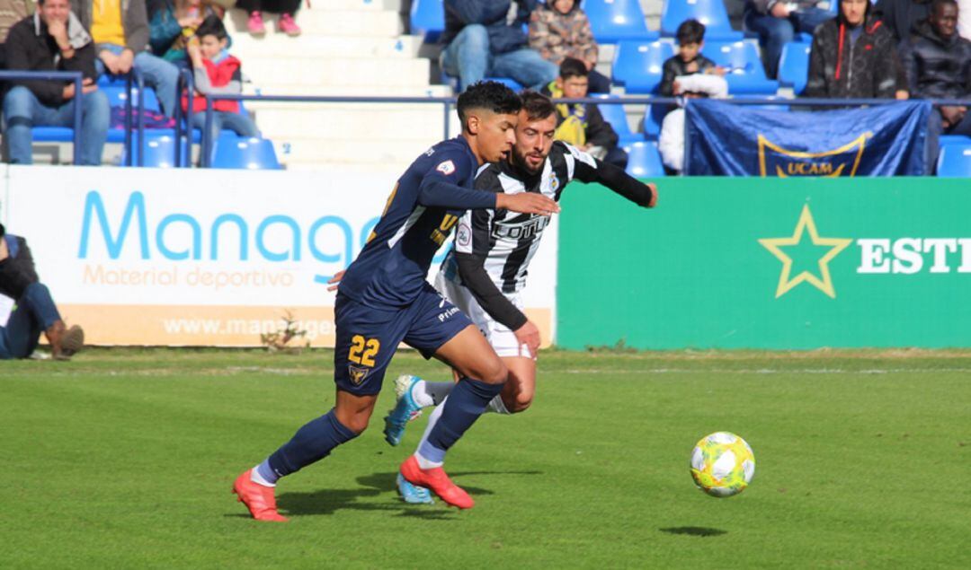 Johan luchando por quedarse el balón