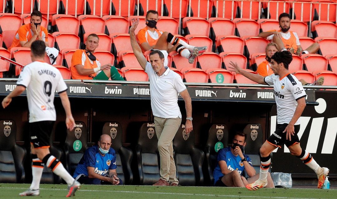 GRAF4135. VALENCIA, 07072020.- El entrenador del Valencia, Salvador González Marco &quot;Voro&quot;, reacciona durante el partido correspondiente a la jornada 35º de Liga Santander que enfrenta a Valencia y Real Valladolid, este martes en el estadio de Mestalla. EFEKai Försterling