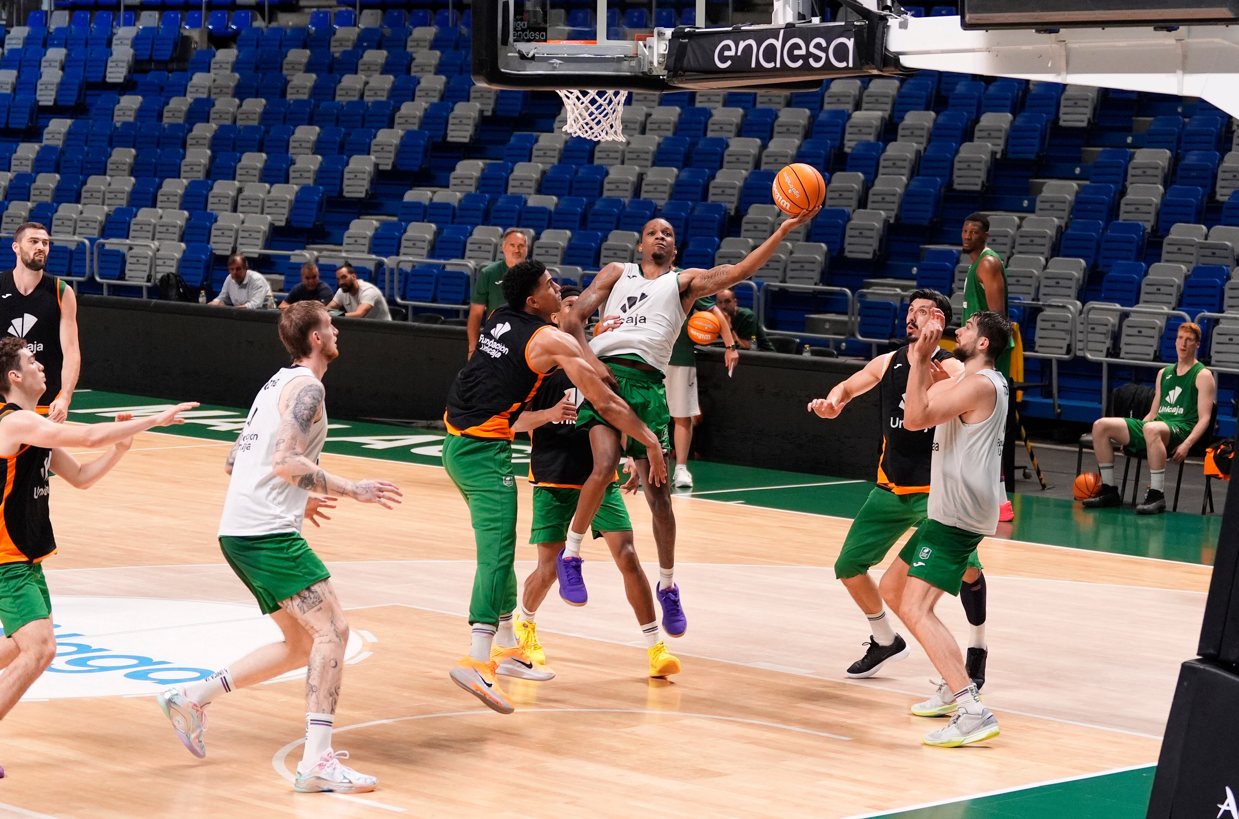Carter intenta una canasta en un entrenamiento del Unicaja