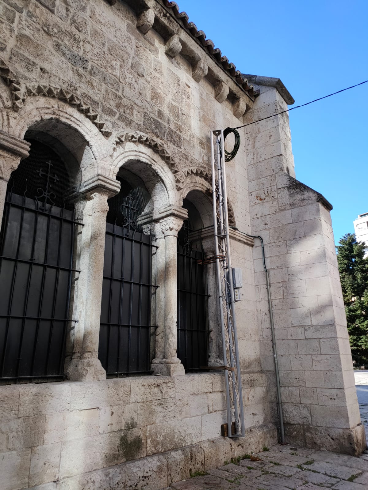 La Asociación por el Patrimonio de Valladolid denuncia el anclaje de una torreta de luz a la fachada de la iglesia de la Antigua