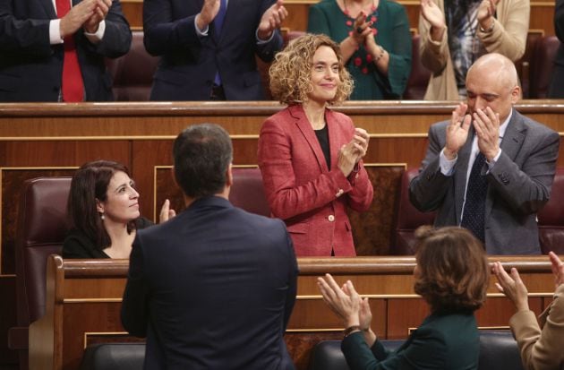 La presidenta del Congreso de los Diputados, Meritxell Batet (con chaqueta roja), recibe el aplauso del hemiciclo tras ser reelegida en el cargo.