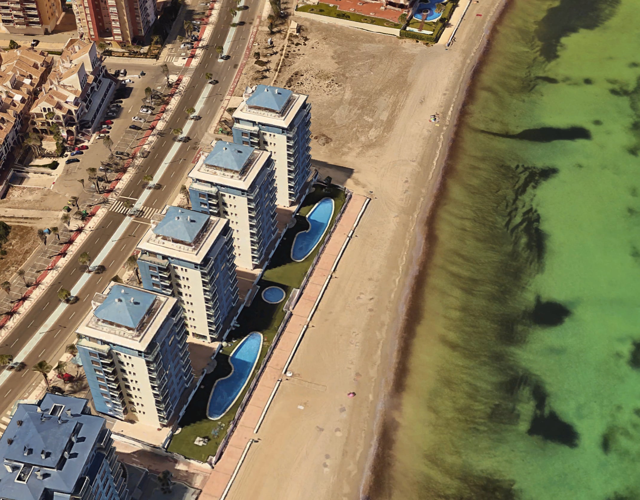 Edificios con piscinas dentro de los primeros 20 metros desde los mojones de la ZMT  final de La Manga