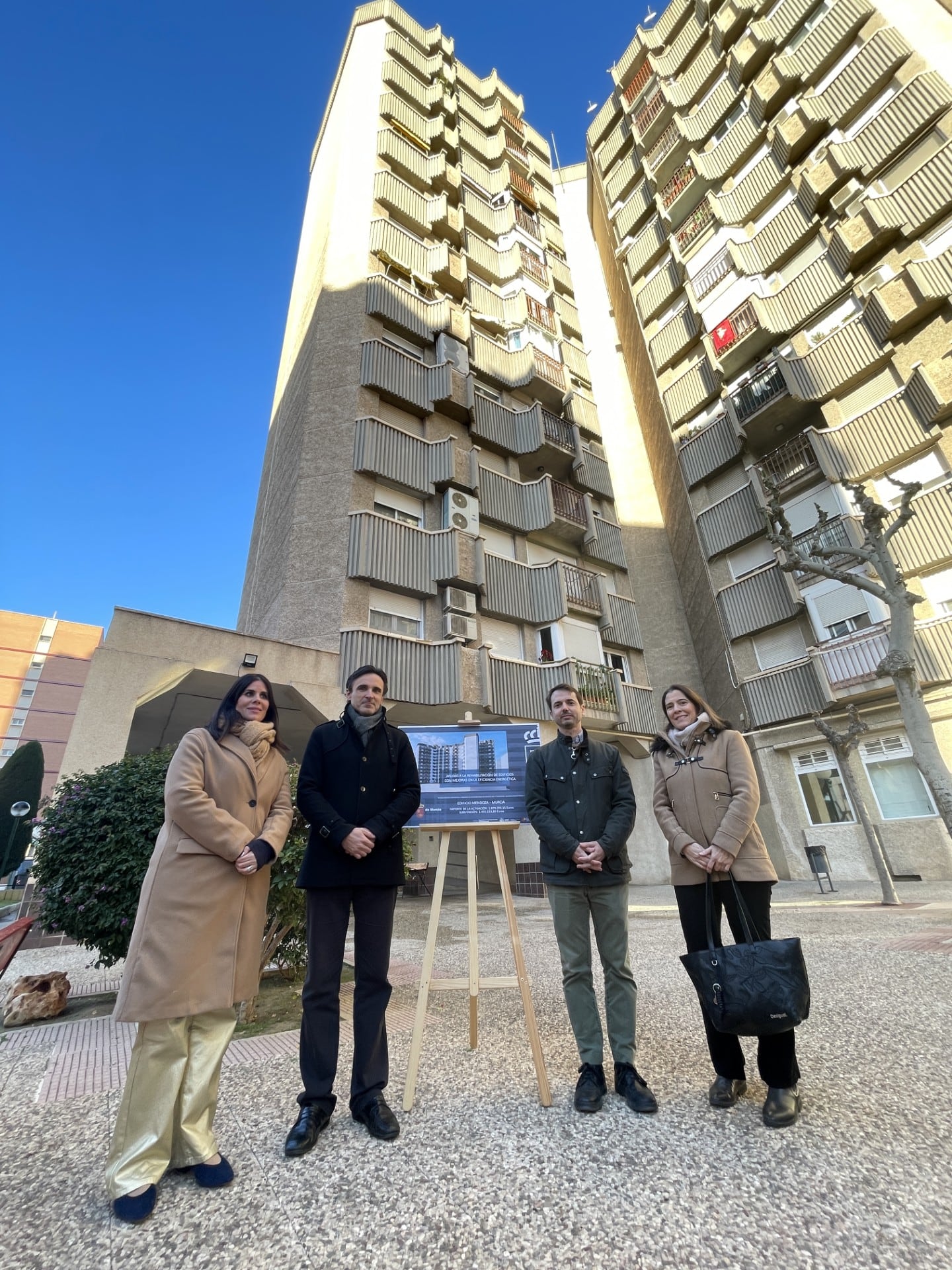 El consejero de Fomento e Infraestructuras, Jorge García Montoro, en la visita al edificio Mendoza, beneficiado por las ayudas a la rehabilitación de edificios residenciales