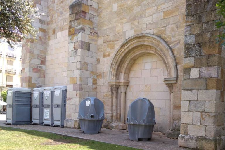 Urinarios colocados en la fachada norte de San Juan de Puerta Nueva