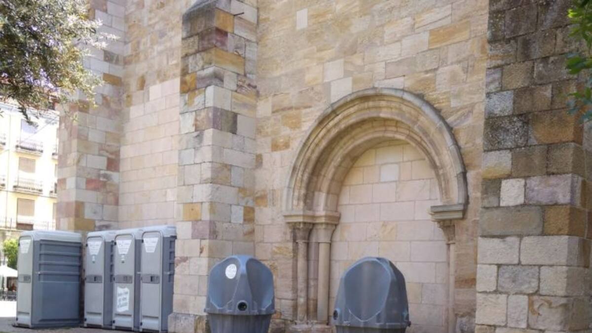 Urinarios junto a una de las joyas del Románico de Zamora