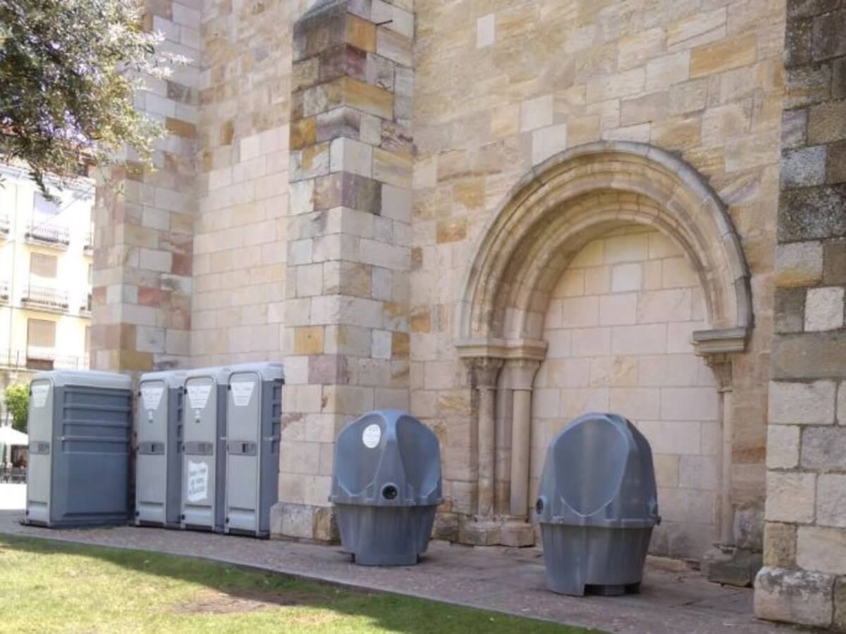 Urinarios junto a una de las joyas del Románico de Zamora