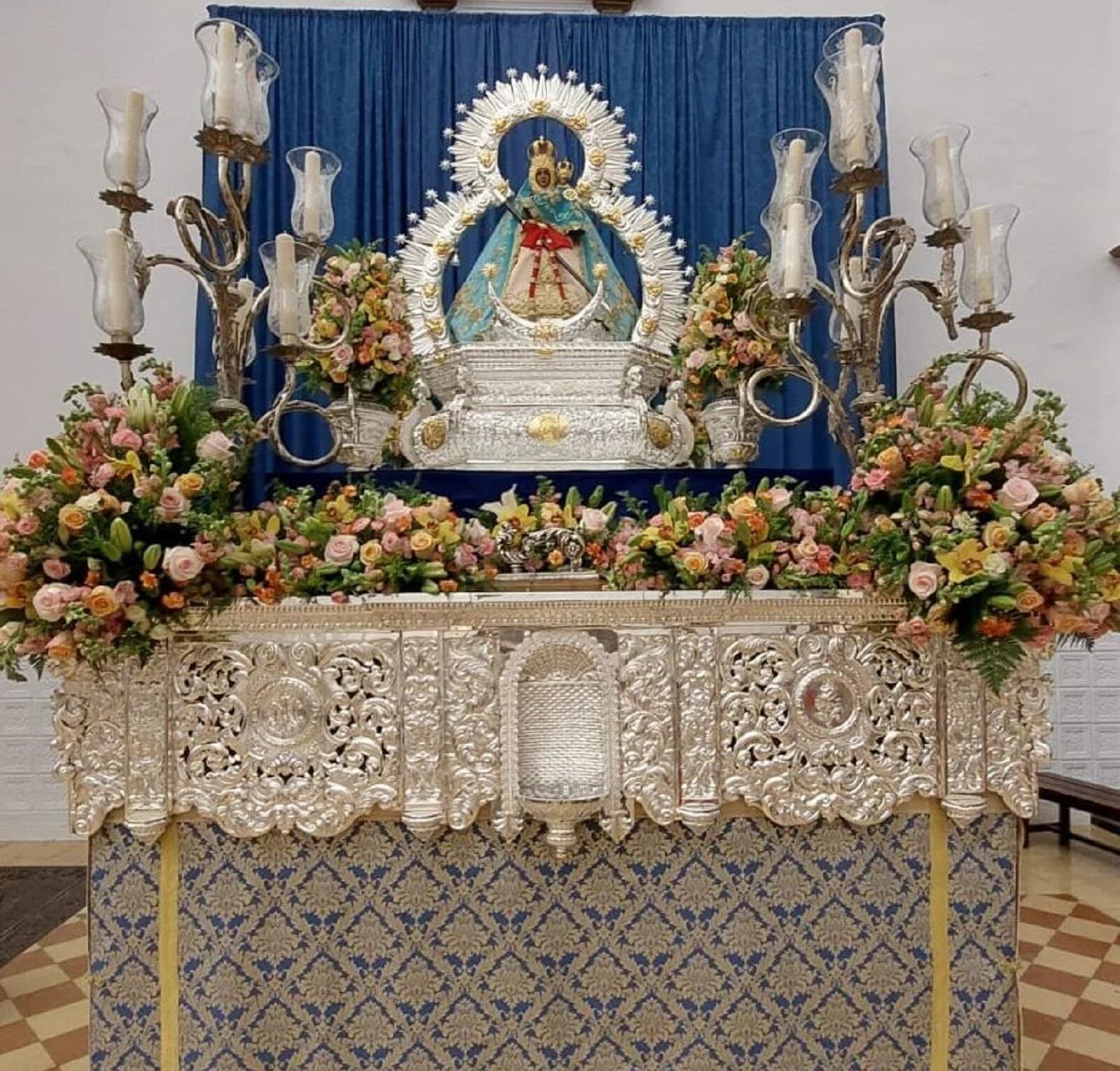 La Virgen de la Cabeza de Jaén capital, preparada en su paso para la procesión desde la Iglesia de la Merced