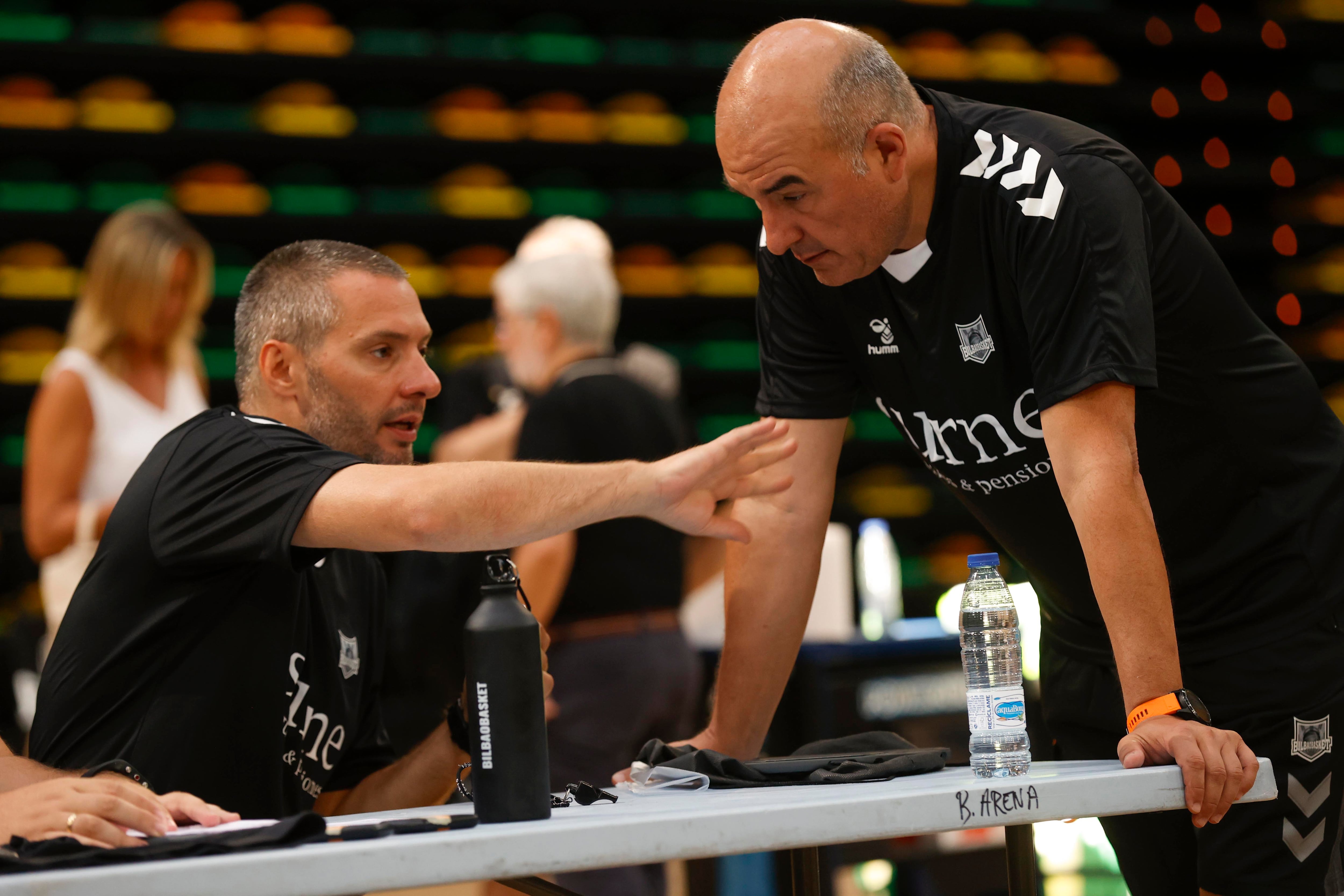 GRAFCAV8773. BILBAO, 16/08/2022.- El entrenador del Surne Bilbao Basket, Jaume Ponsarnau (d) y el segundo técnico Javier Salgado (i) dirigen el entrenamiento con el que el conjunto ha arrancado la pretemporada 2022-2023. EFE/Miguel Toña
