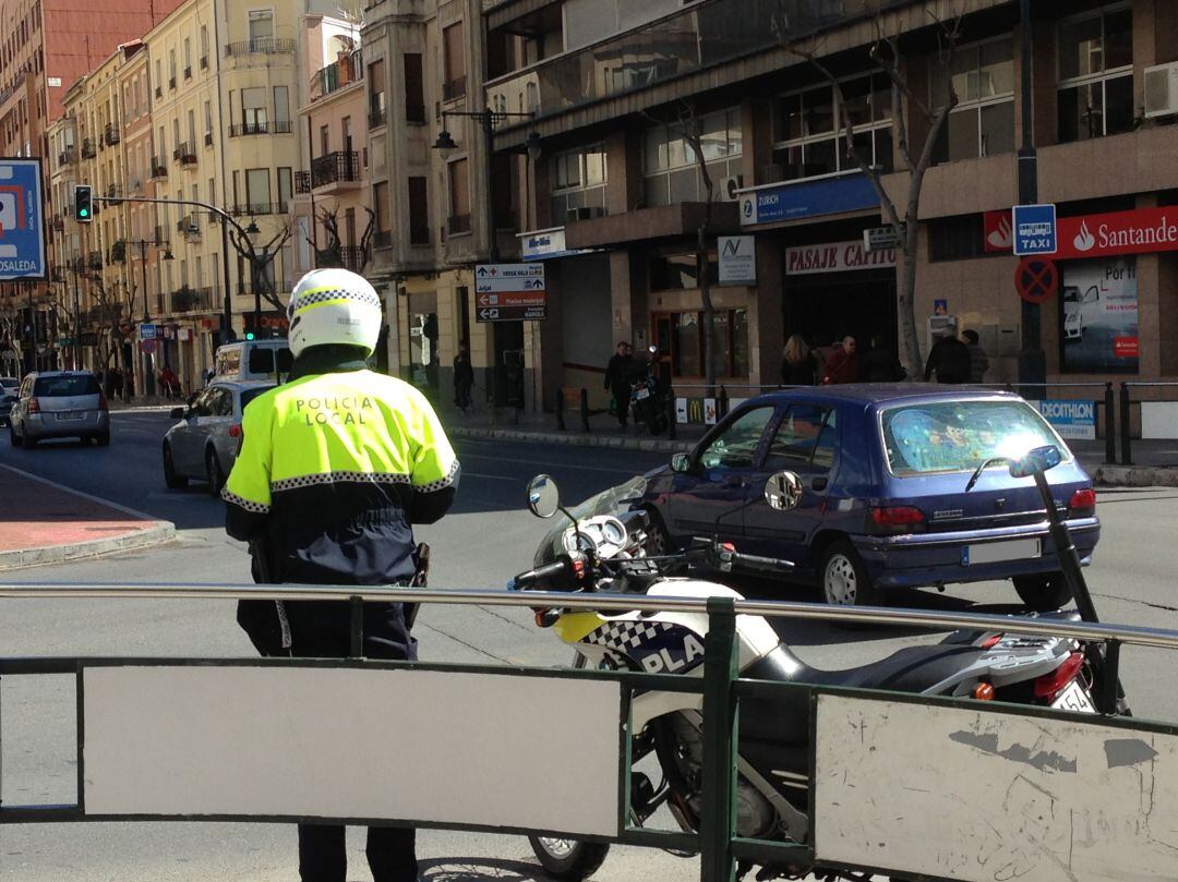 Un agente de la Policía Local de Alcoy patrullando en la avenida Alameda Camilo Sesto, en una imagen de archivo.