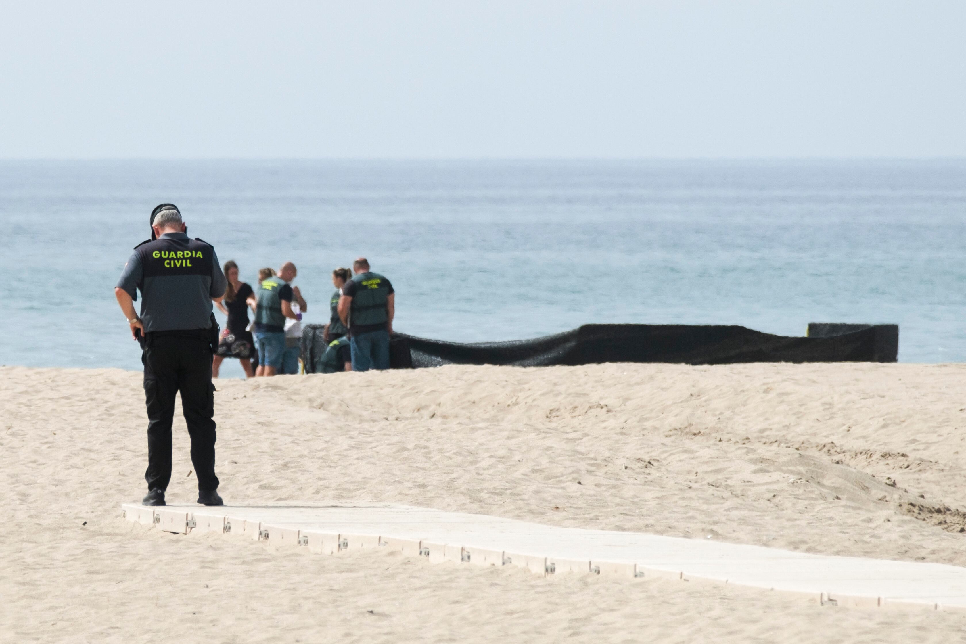 GRAFCAT2381. RODA DE BERÀ (TARRAGONA), 11/07/2023.- La Guardia Civil investiga el hallazgo del cadáver de un bebé o un niño de muy corta edad, en avanzado estado de descomposición, en la playa Costa Daurada de Roda de Berà (Tarragona), tras ser localizado en la orilla en la mañana de este martes. EFE/Quique García