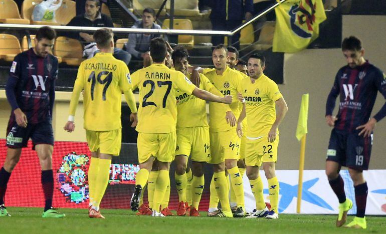 Los jugadores del Villarreal celebran el primer gol de su equipo, marcado por Manu Triguero, durante el partido de vuelta de dieciseisavos de final de la Copa del Rey disputado contra el SD Huesca en el estadio del Madrigal