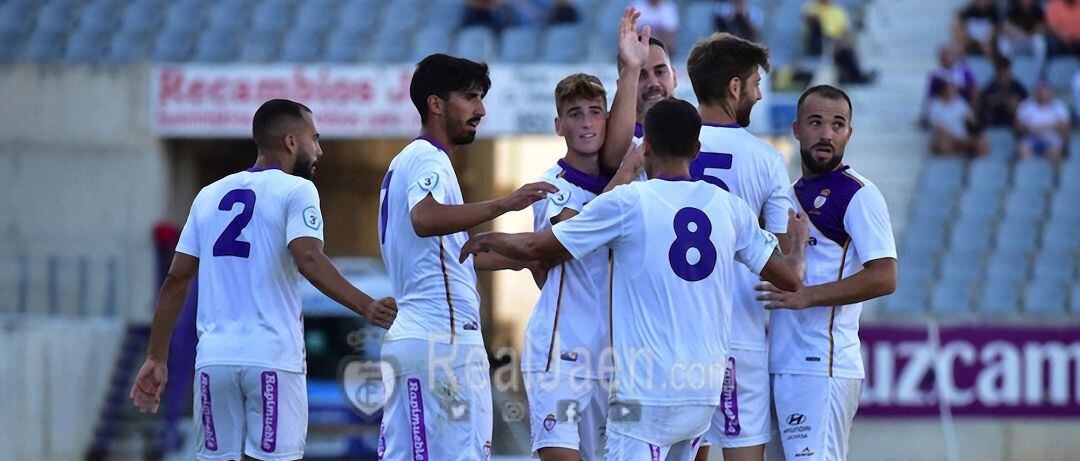 Los jugadores del Real Jaén celebran uno de los tantos del equipo ante el Martos.