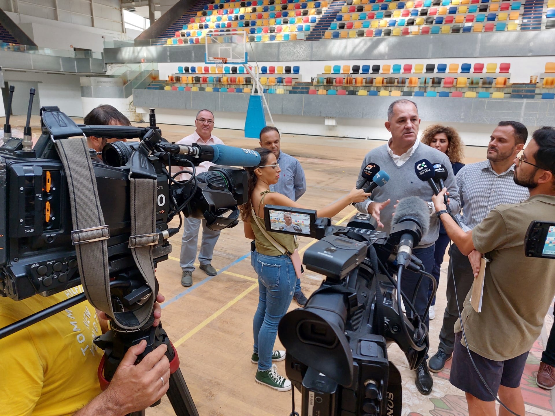 El delegado de Clece informa a los periodistas del inicio de las obras para la reapertura del Pabellón de Argana.