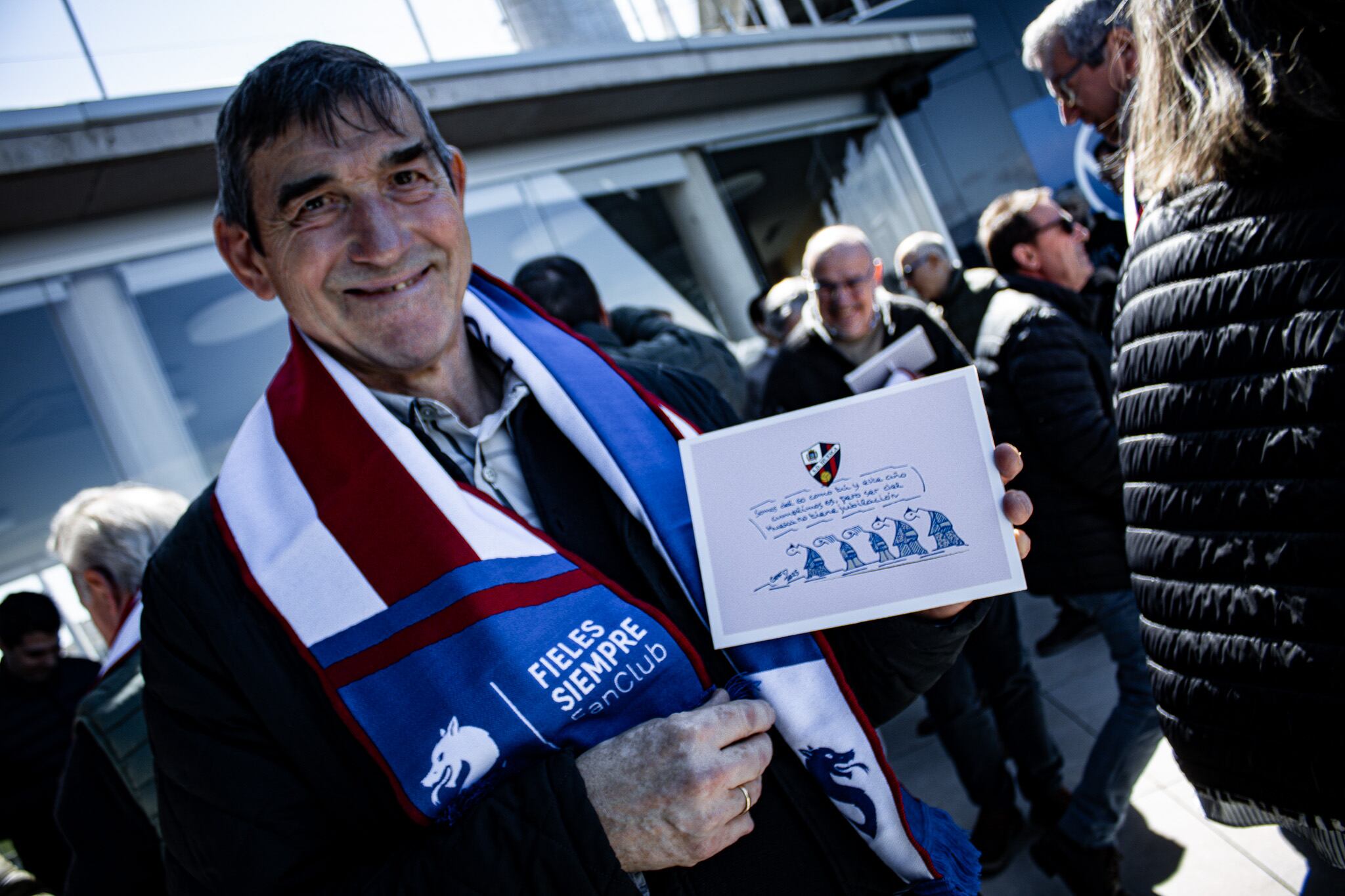 La SD Huesca rinde homenaje a los abonados que cumplen 65 años en este 2025