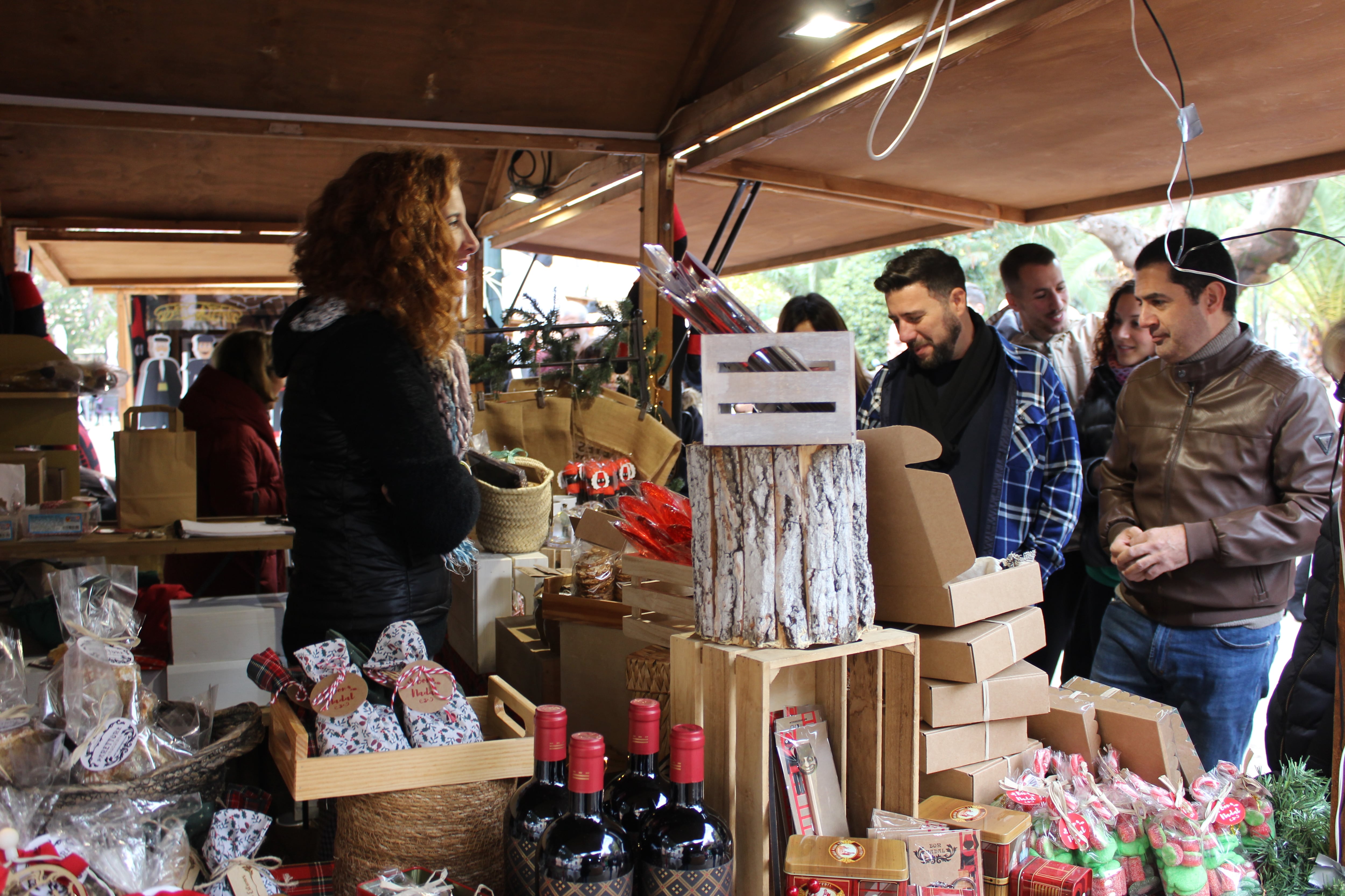 Àlex Cerradelo, vicealcalde y edil de Comercio, y Antonio Francés, el alcalde de Alcoy, en la inauguración del Mercat de Nadal.