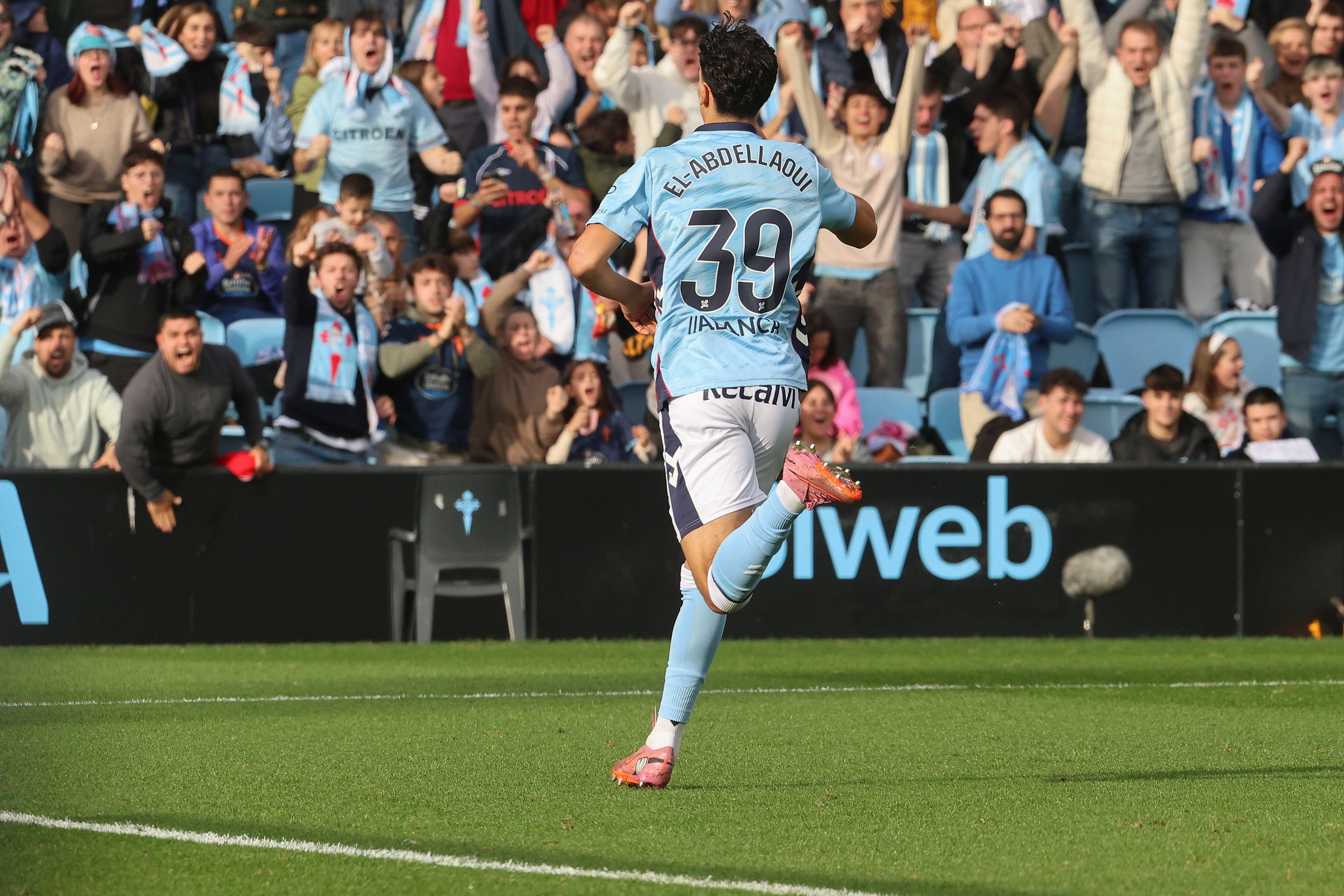 VIGO, 03/01/2026.- El delantero noruego del Celta de Vigo Jones El-Abdellaoui celebra el tercer gol de su equipo durante el partido de LaLiga que se ha disputado este sábado en el estadio de Balaidos en Vigo. EFE / Salvador Sas