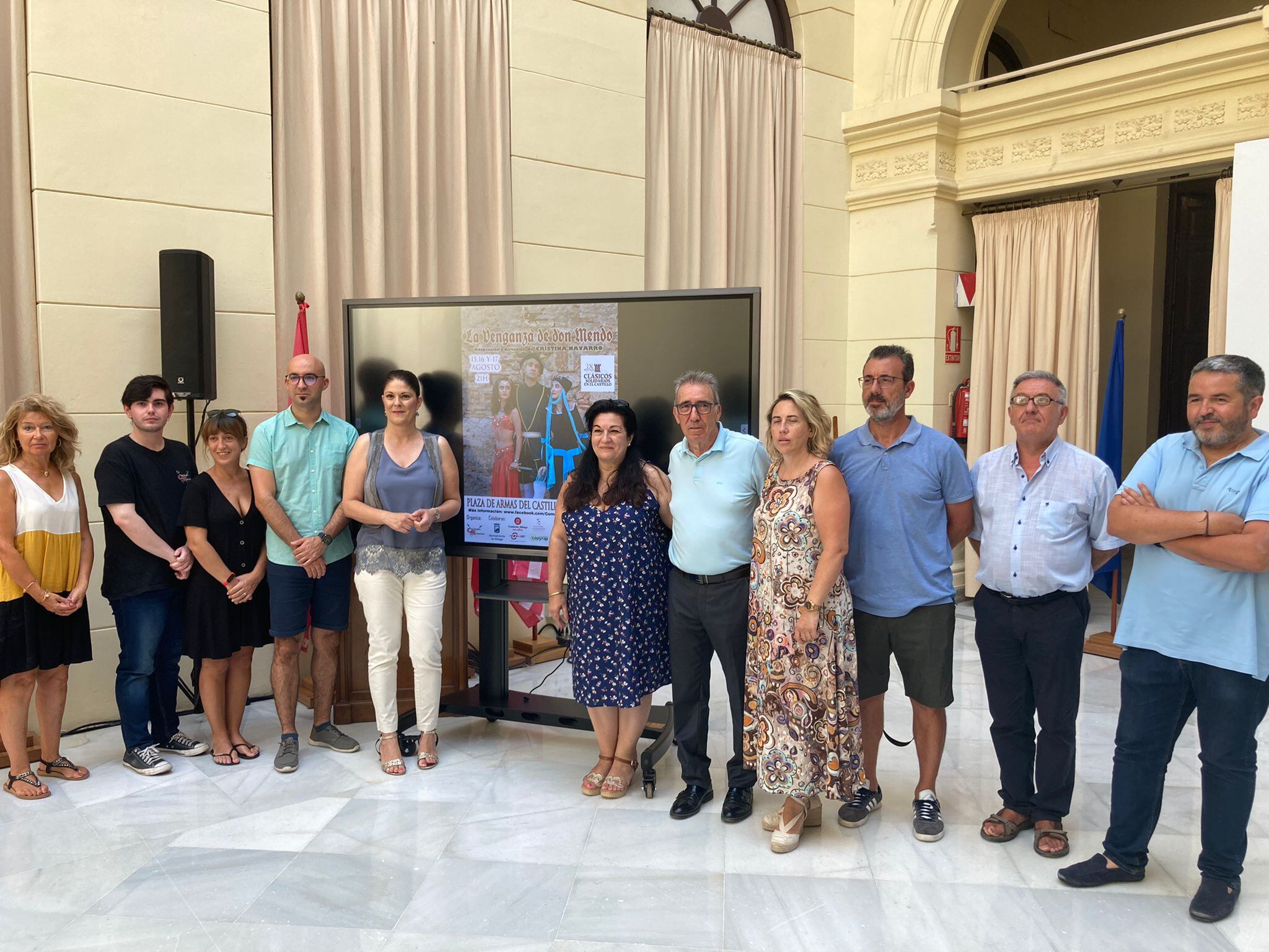 Noelia Losada, concejala de Cultura, junto a Cristina Navarro, directora de Comediantes Malagueños, y al elenco del grupo teatral en el Ayuntamiento de Málaga