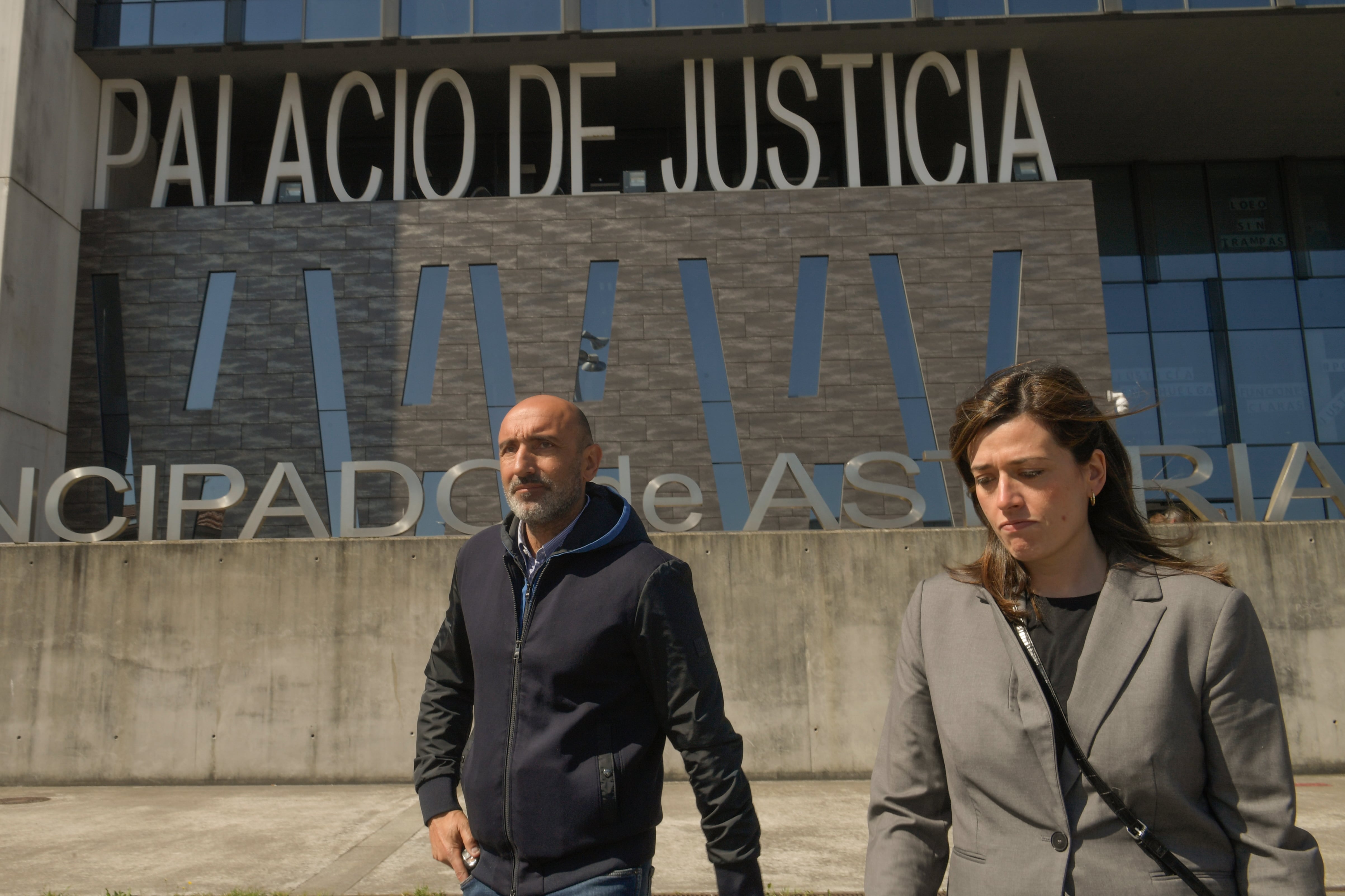 El exentrenador del Sporting de Gijón Abelardo Fernández junto a su abogada a su salida del Palacio de Justicia de Gijón.