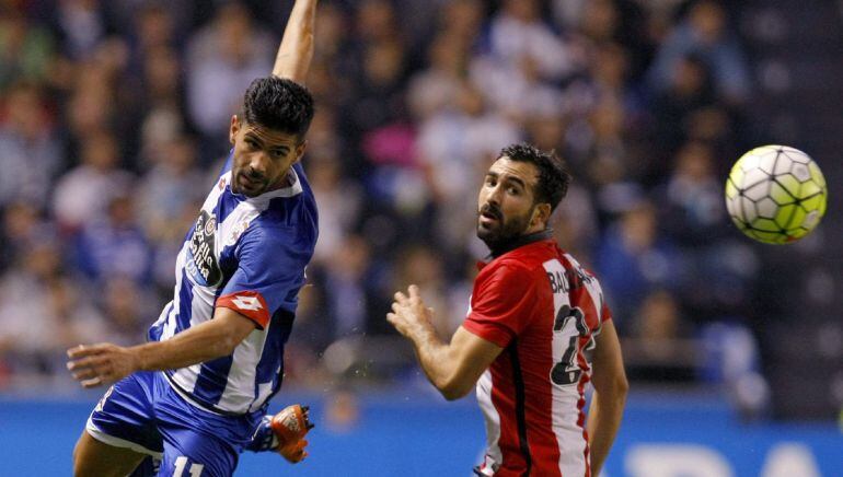 El defensa del Deportivo Juanfran juega un balón ante Balenziaga, del Athletic de Bilbao