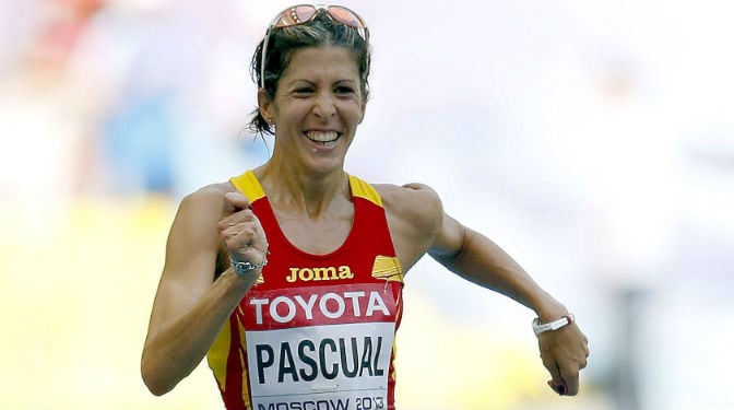 La marchadora española Beatriz Pascual cruza la meta en sexta posición en la prueba de los 20km marcha femeninos de los Mundiales de Atletismo Moscú