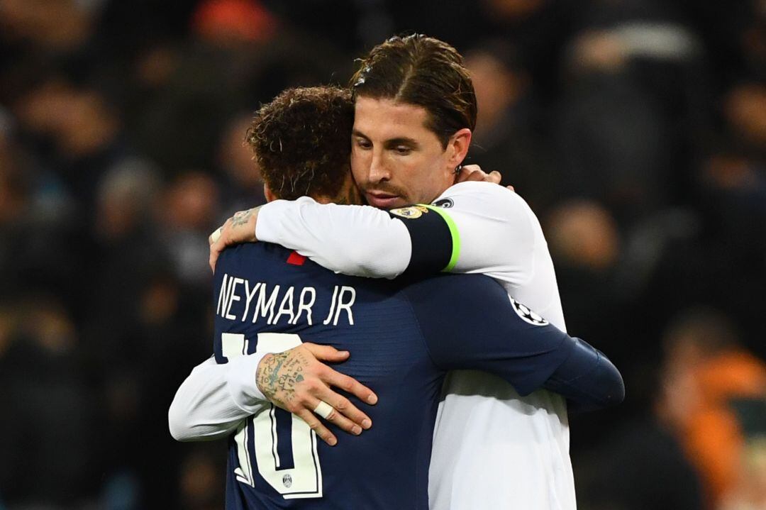 Sergio Ramos y Neymar abrazándose durante un Real Madrid - PSG