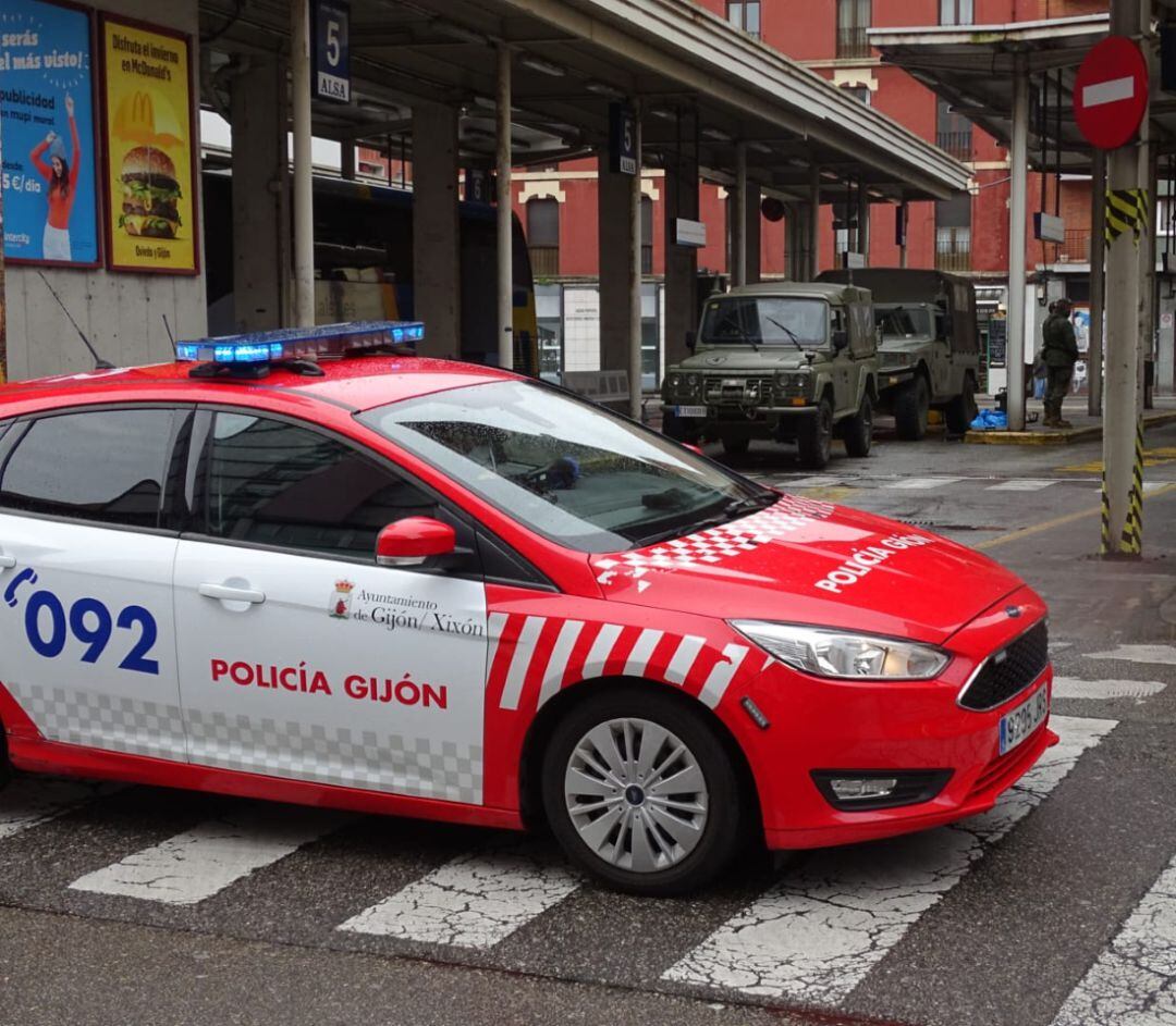Un coche de la policía en la estación de autobuses de Gijón.