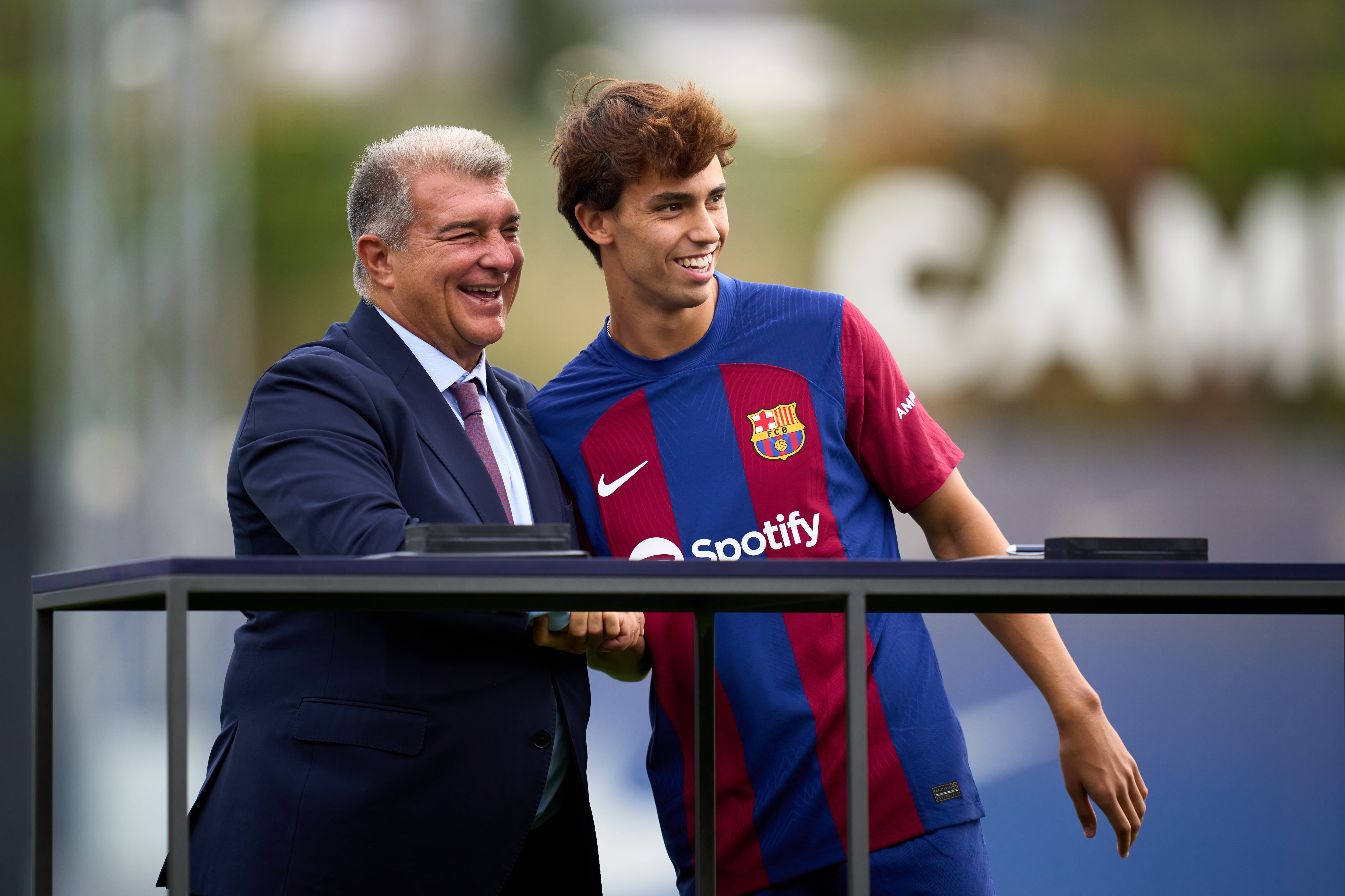 Joao Félix posa junto a Joan Laporta en su presentación como blaugrana.