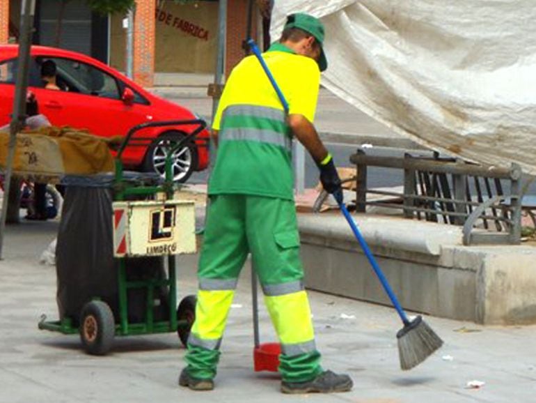 Un operario del sercicio de limpieza en Motril barre las calles de la ciudad