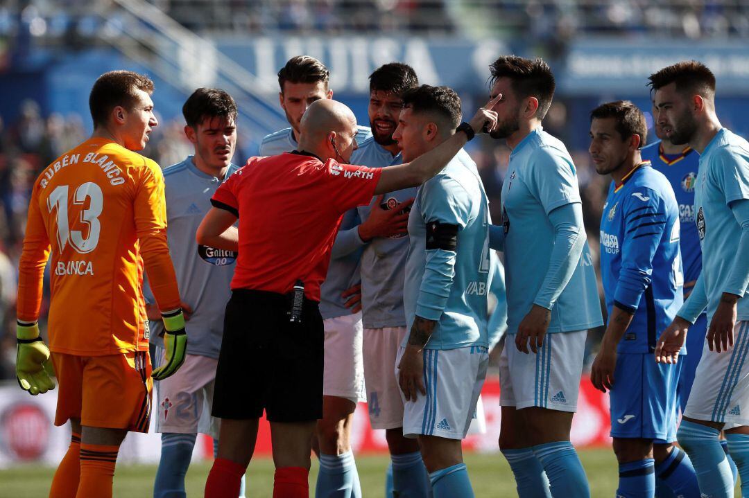 Los jugadores del Celta protestan al árbitro la expulsión de su compañero, Maxi Gómez, durante el partido de la vigésimo tercera jornada de Liga que disputan en el estadio Coliseum Alfonso Pérez de Getafe.