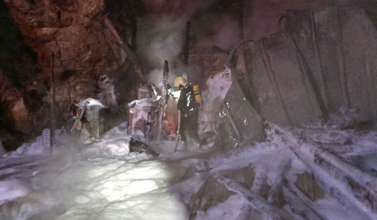 Estado en el que quedó el recinto de las jirafas tras el incendio.